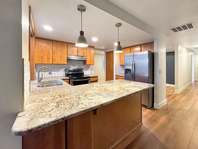 Building Photo - Pet-Friendly Newly Remodeled 3-Bedroom Home in South West Boise with Granite Counters, Gas Firepl...