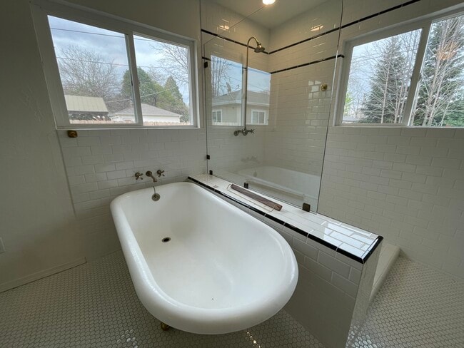 Building Photo - 1030 Lincoln St