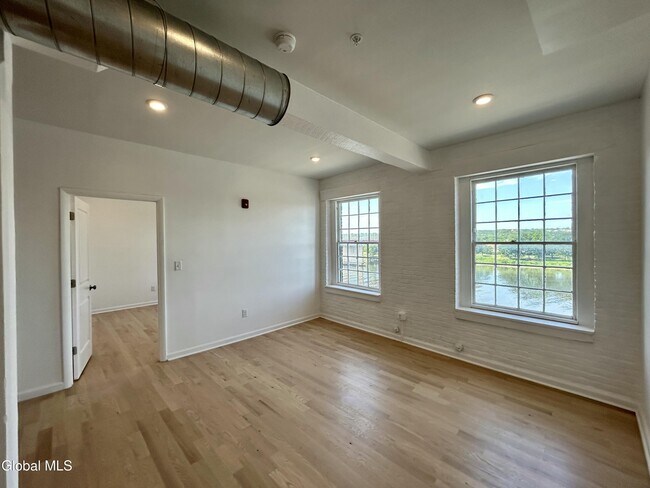 Building Photo - 155 River St