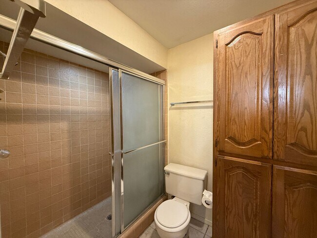 Building Photo - Huge Master Suite, culd-du-sac, Jenks Scho...