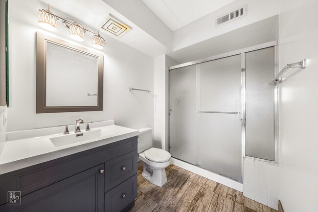 Building Photo - 5555 N Cumberland Ave