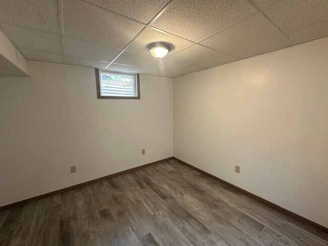 Building Photo - 3 Bedroom Home