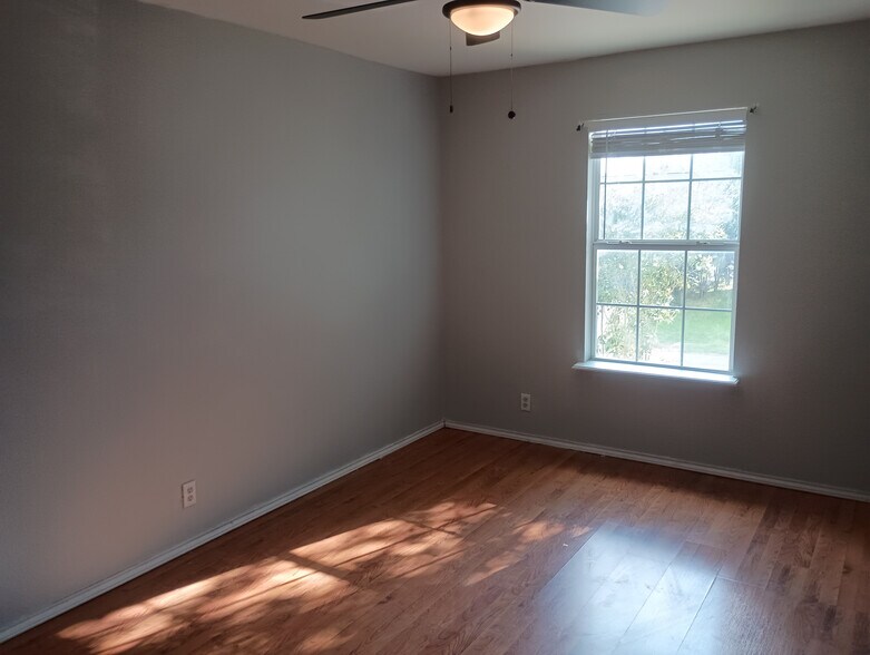 Building Photo - Room in House on Mallow Grove