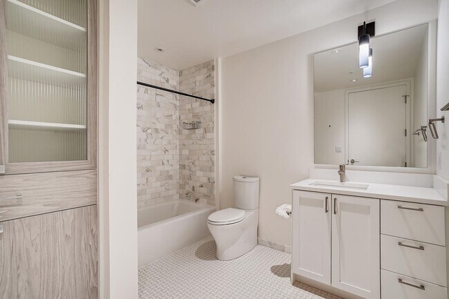 Building Photo - Northwest Facing 1 bedroom, 1 bathroom Con...