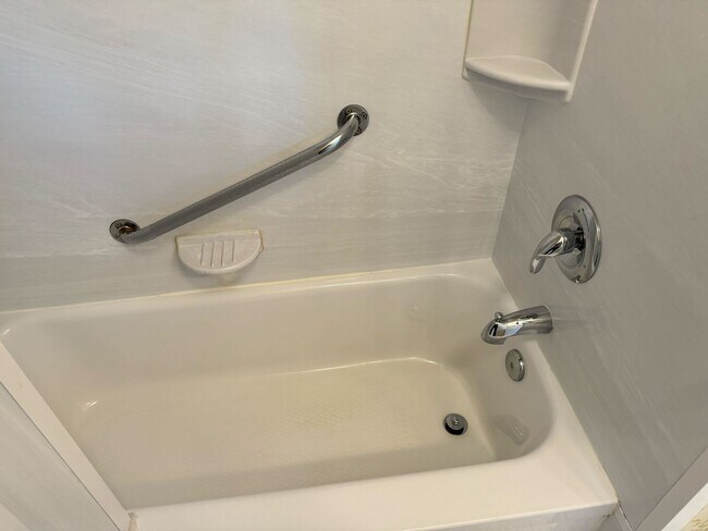 Building Photo - 5 Bedroom 2 Bathroom Home in Idyllic Neighborhood