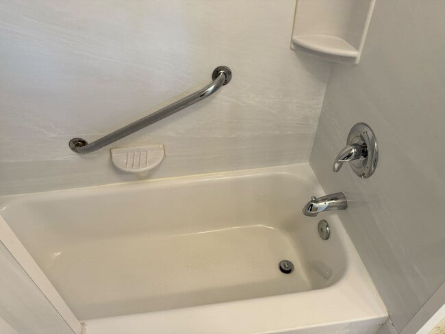 Building Photo - 5 Bedroom 2 Bathroom Home in Idyllic Neighborhood (CURRENTLY UNDER CONTRACT)