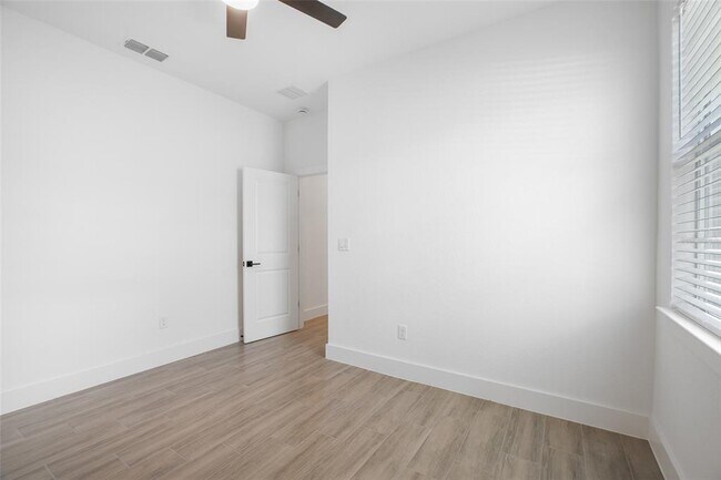 Building Photo - 24510 SW Kingsway Cir