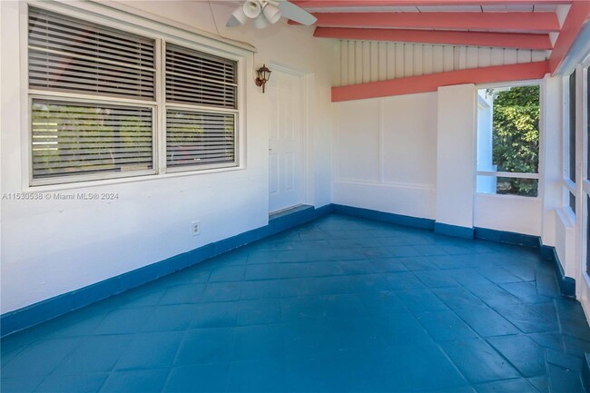 Building Photo - 1404 Plunkett St