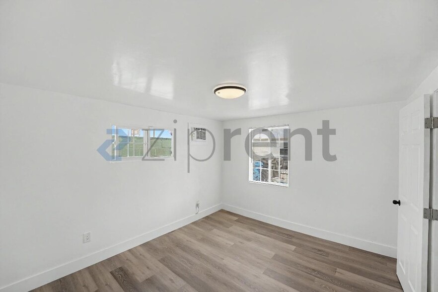 Building Photo - Unit