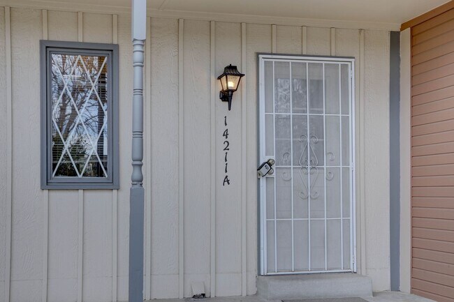 Building Photo - Wonderful 2 bed 2 bath Townhouse with Fire...