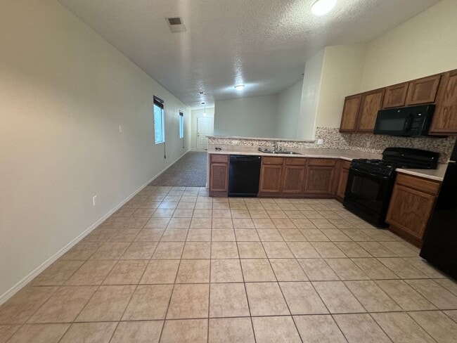 Building Photo - 3 bed 2 bath 1400 sq ft home- MOVE IN SPECIAL!