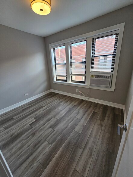 Building Photo - 3931 N Janssen Ave