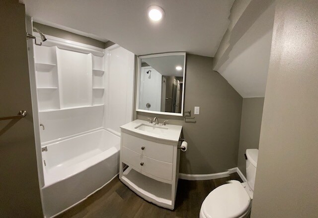 Main Bathroom - 624 E Maryland St