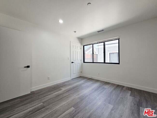 Building Photo - 4112 1/2 Normandie Ave