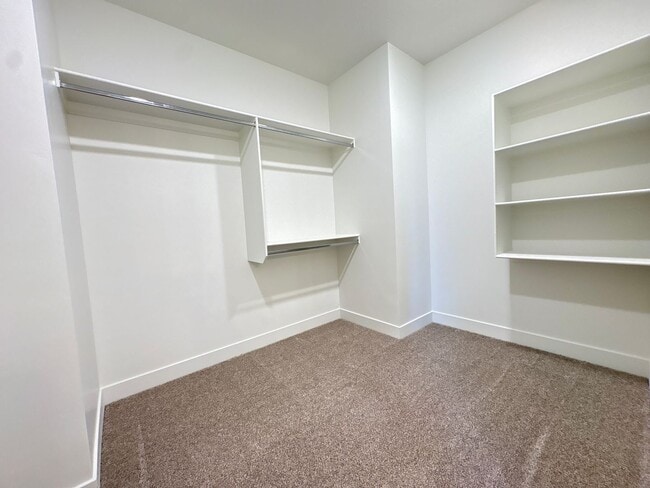 Building Photo - Crosshollows Home Available!