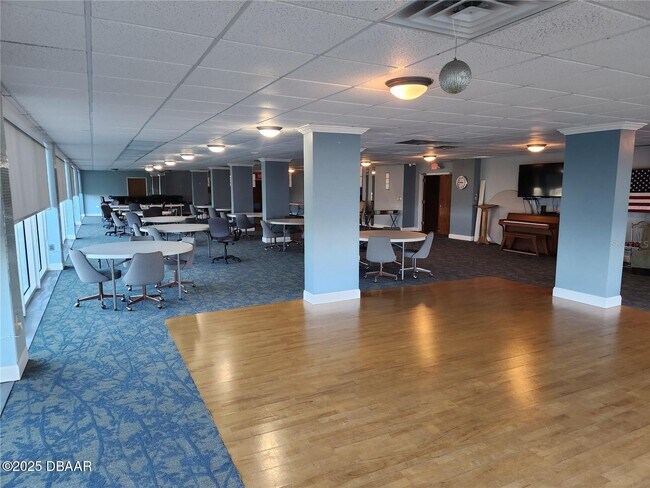 Building Photo - 935 N Halifax Ave