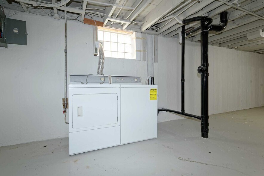 Building Photo - 3554 Jamieson Ave