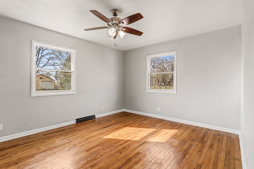 Building Photo - 205 E Murray Ave