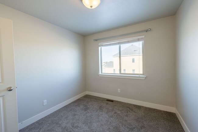 Building Photo - Beautiful Townhome in Rexburg Close to Campus