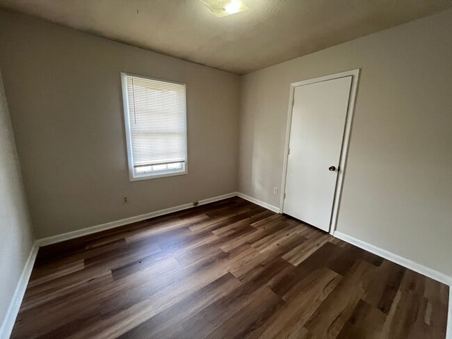 Building Photo - 903 Jamestown Dr