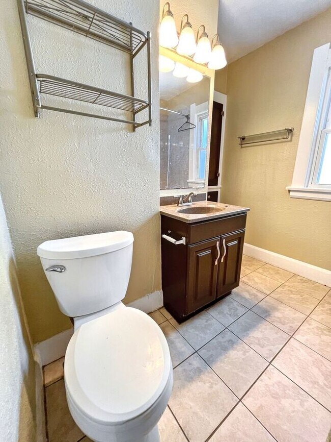 Building Photo - Charming 3-Bedroom Home / Pet-Friendly / V...