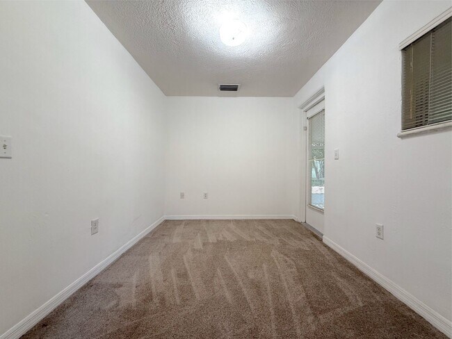 Building Photo - 2/2 Home in College Park with lots of char...