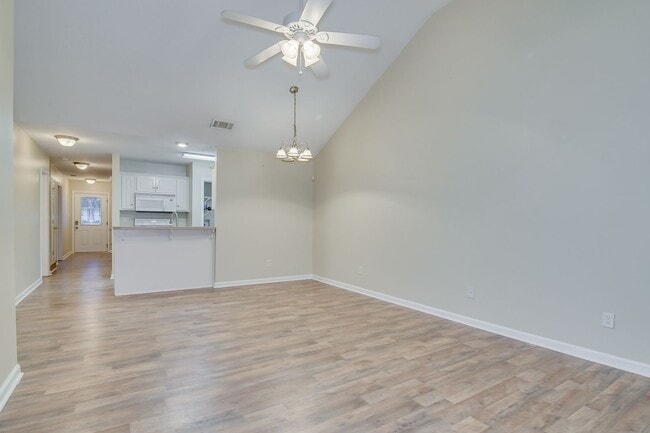 Building Photo - Townhouse w/ 1 Car Garage