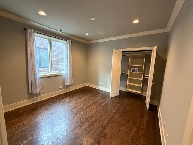 Building Photo - Luxury 3BR/2BA Condo – Prime Hyde Park Location, Modern Finishes