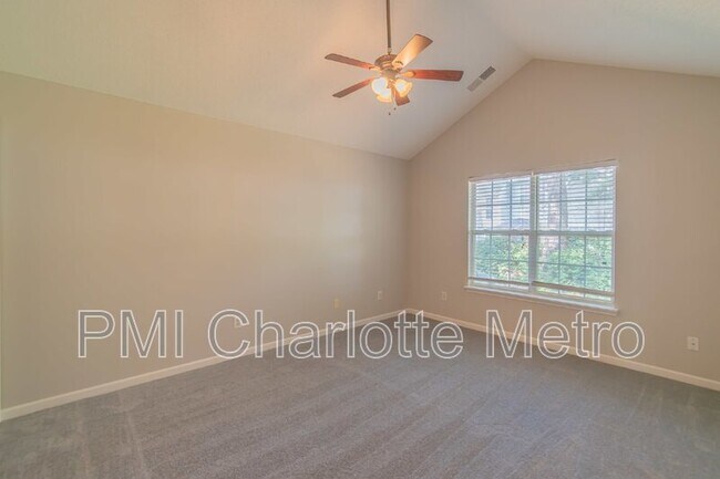 Building Photo - 8289 Christmas Ct