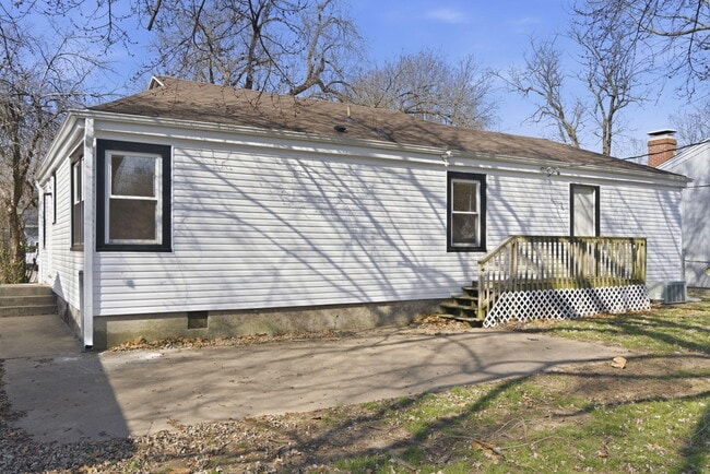 Building Photo - 1420 S Pickwick Ave