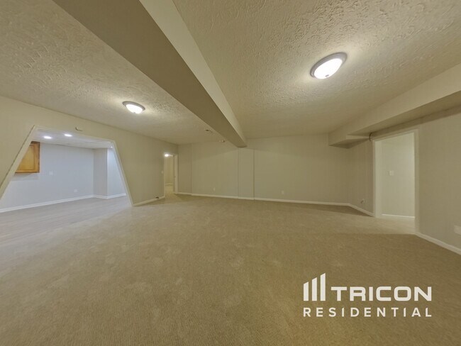 Building Photo - 115 Woodhawk Ln