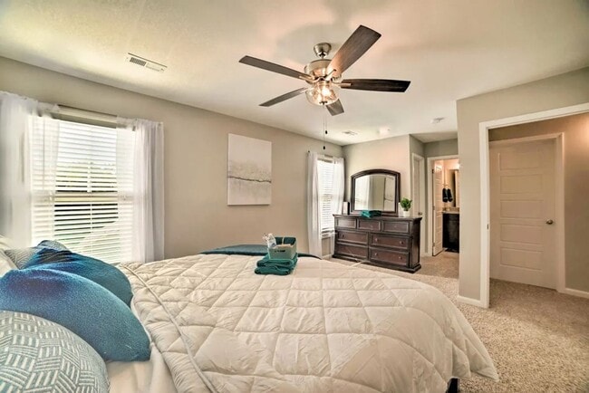 Building Photo - Pet Friendly Three Bedroom!
