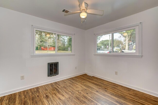 Building Photo - 1045 Riverview Dr