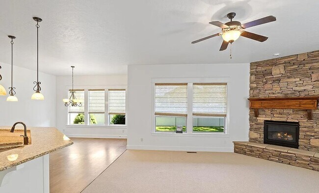 Building Photo - Gorgeous 3 bed 2 bath home in the heard of...