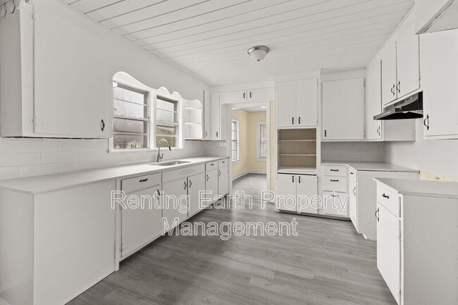 Building Photo - 2419 Circle Dr