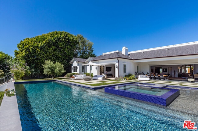 Building Photo - 6671 Dume Dr