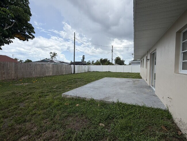 Building Photo - "Charming 3-Bedroom with 2 Full Baths in North Port"
