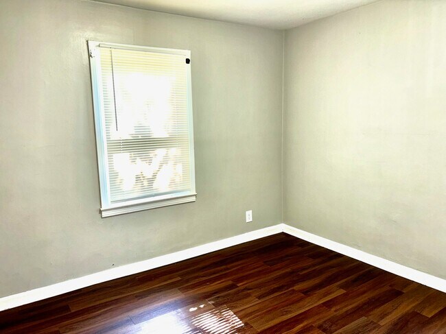 Building Photo - 3802 Parthenia Ave