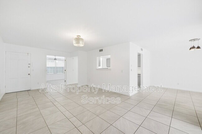 Building Photo - 4329 Plaza Gate Ln S