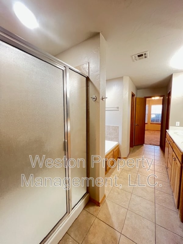 Building Photo - 701 N Ponderosa Way