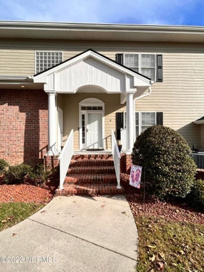 Building Photo - NEW REDUCED PRICE in Beautiful Sea Trail Plantation townhome