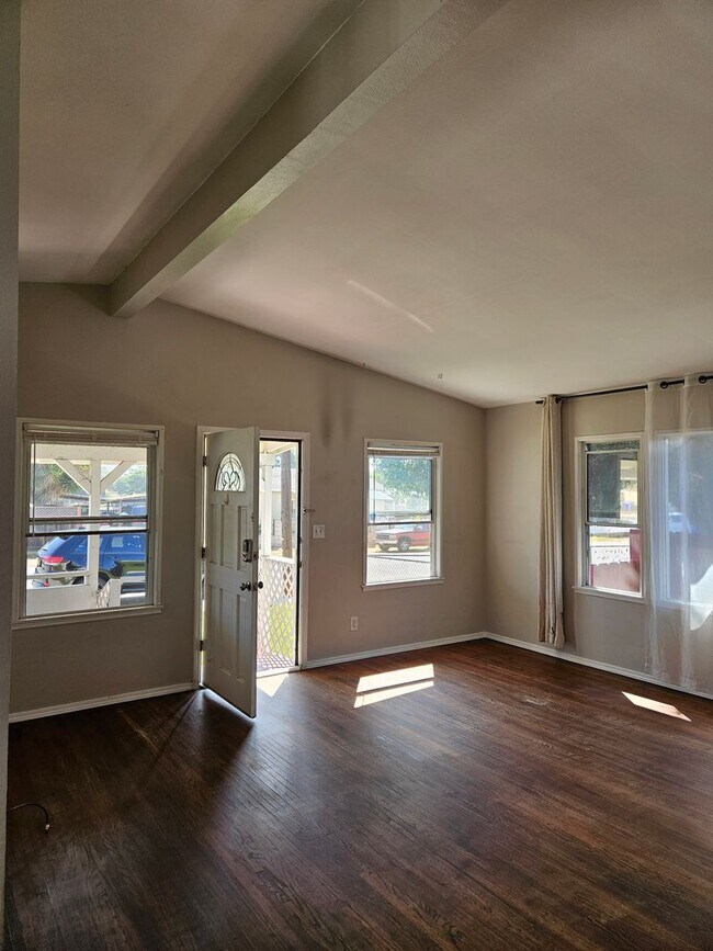 Building Photo - 914 16th St