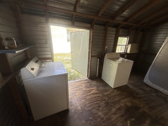 Building Photo - Rent Includes Electric and Water