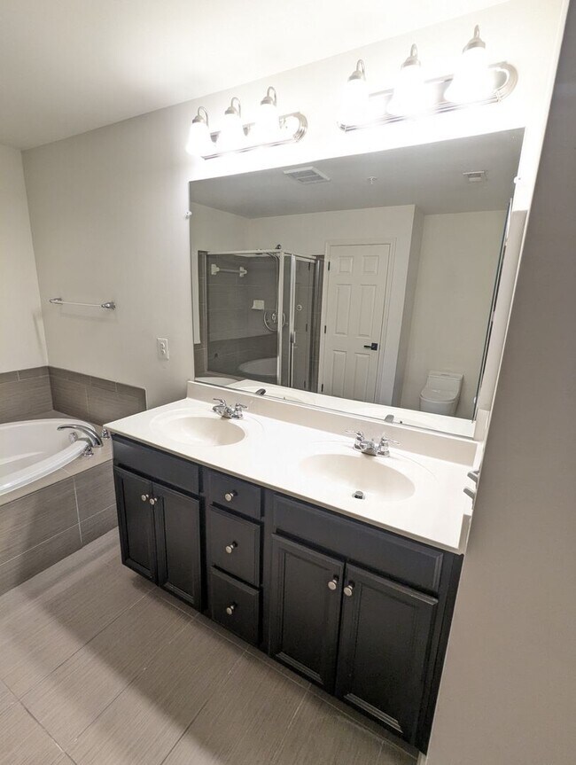 Building Photo - Two Level END UNIT condo in East of Market...