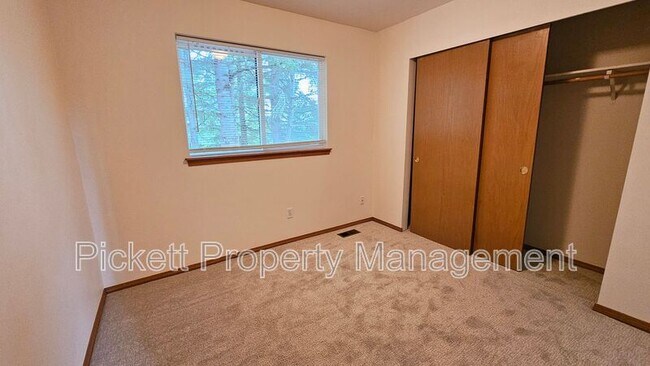 Building Photo - 12220 Ravena Pl NW