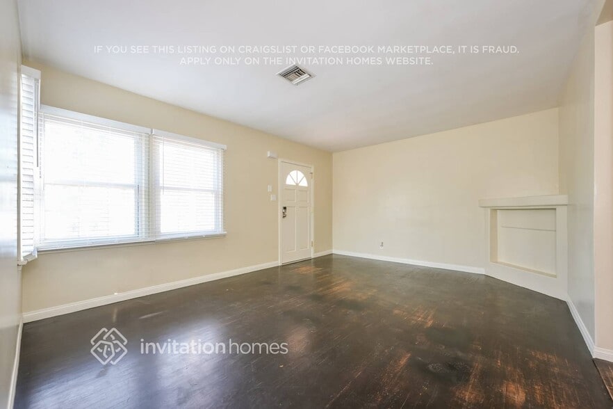 Building Photo - 2112 N Screenland Dr