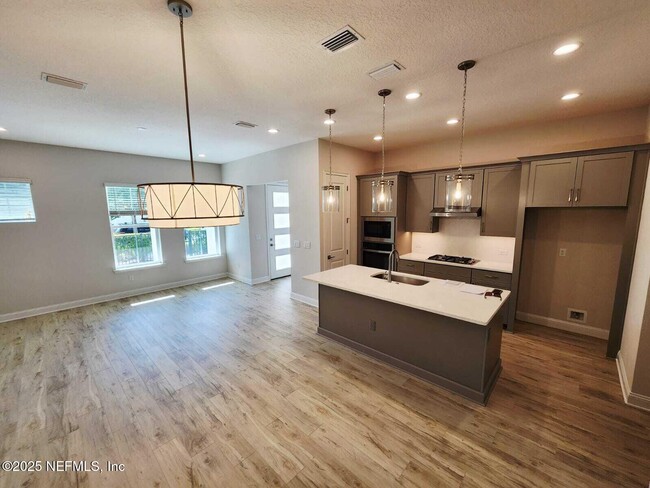 Building Photo - 541 Crestview Dr