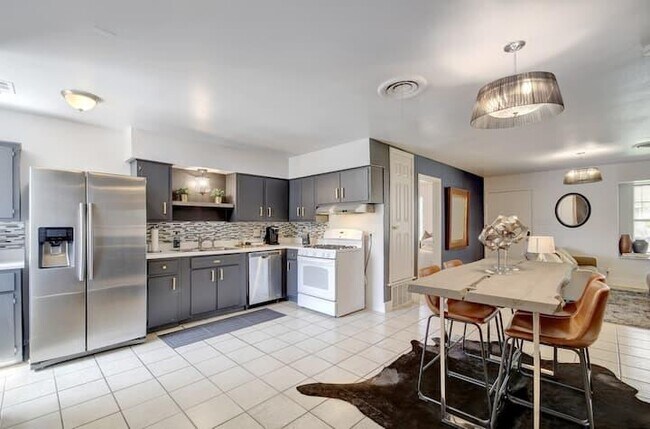 Building Photo - 313 Rowland Dr