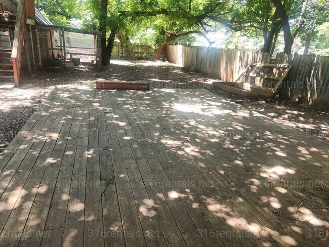 Building Photo - $1,050 - 3 bedroom / 1 bathroom - Single Family Home
