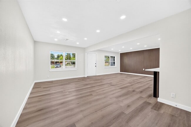 Building Photo - 1202 Dogwood Dr